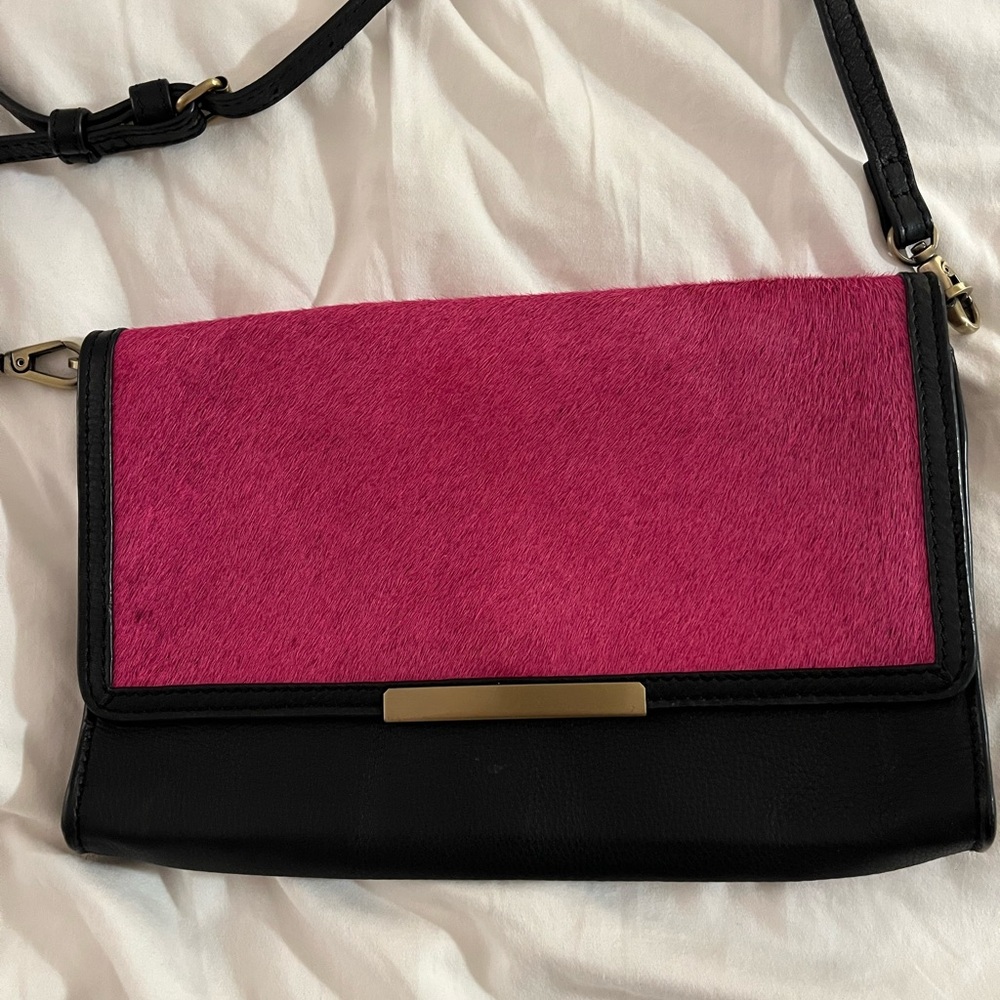 Ladies DDP leather shoulder bag with strap black and pink